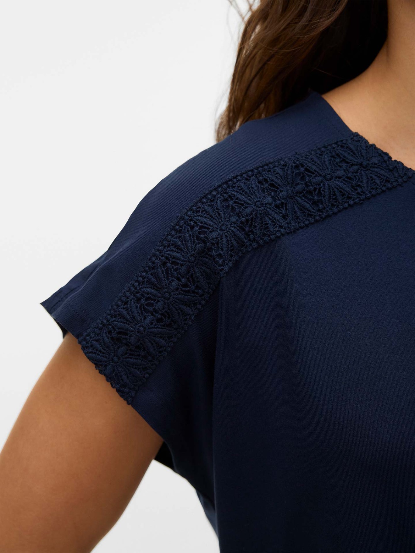T-shirt com Detalhe de Renda