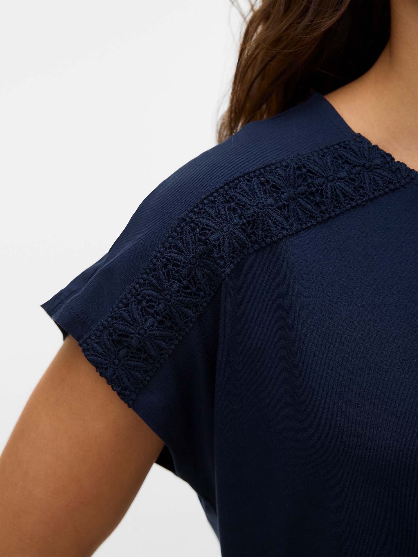 T-shirt com Detalhe de Renda