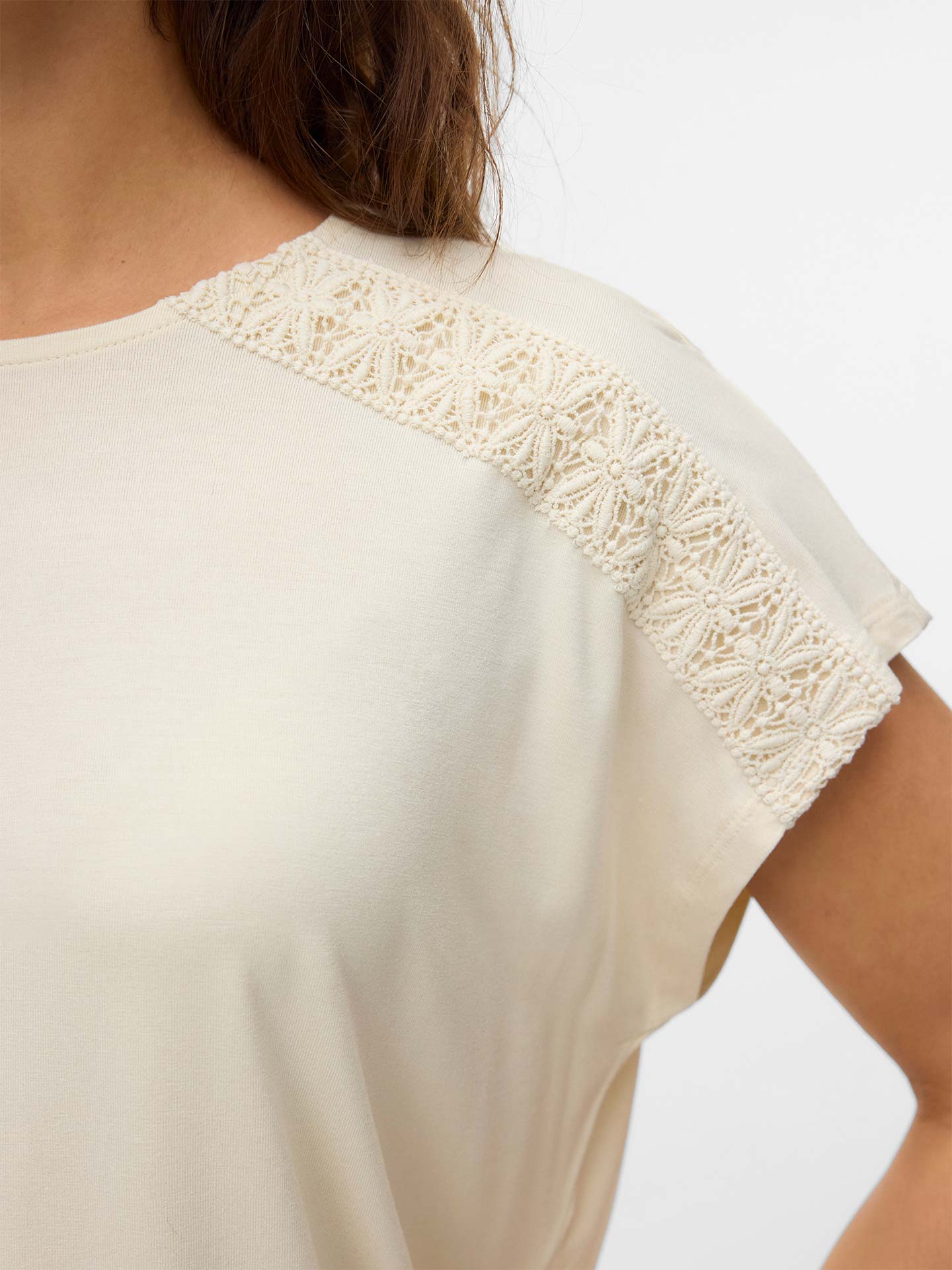T-shirt com Detalhe de Renda