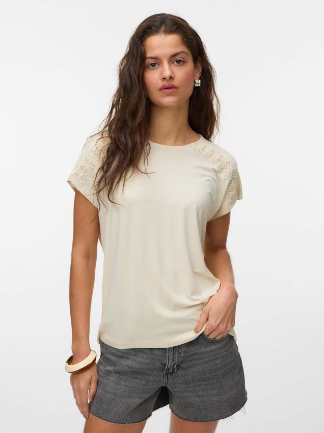 T-shirt com Detalhe de Renda