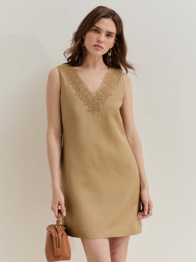 Vestido Curto com Bordado Floral