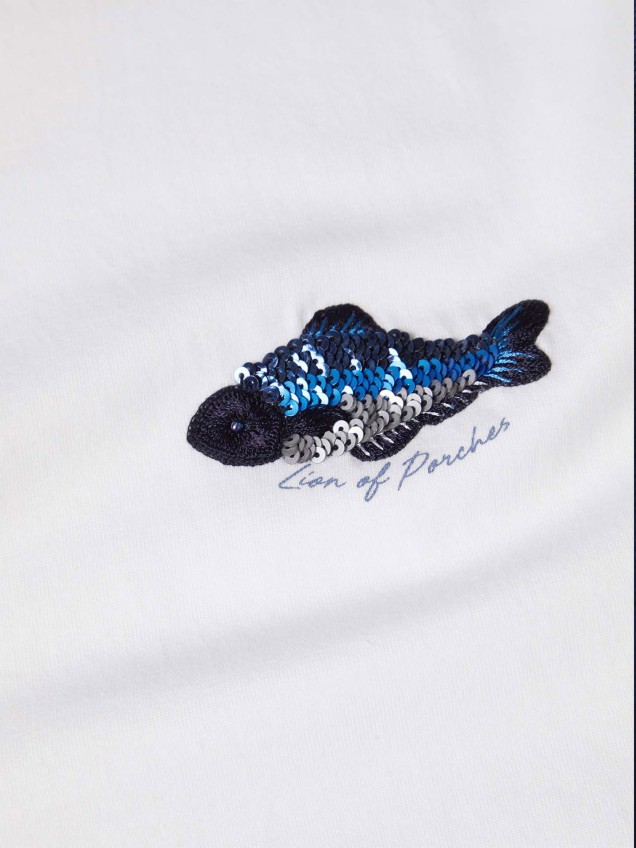T-shirt com Peixe Bordado