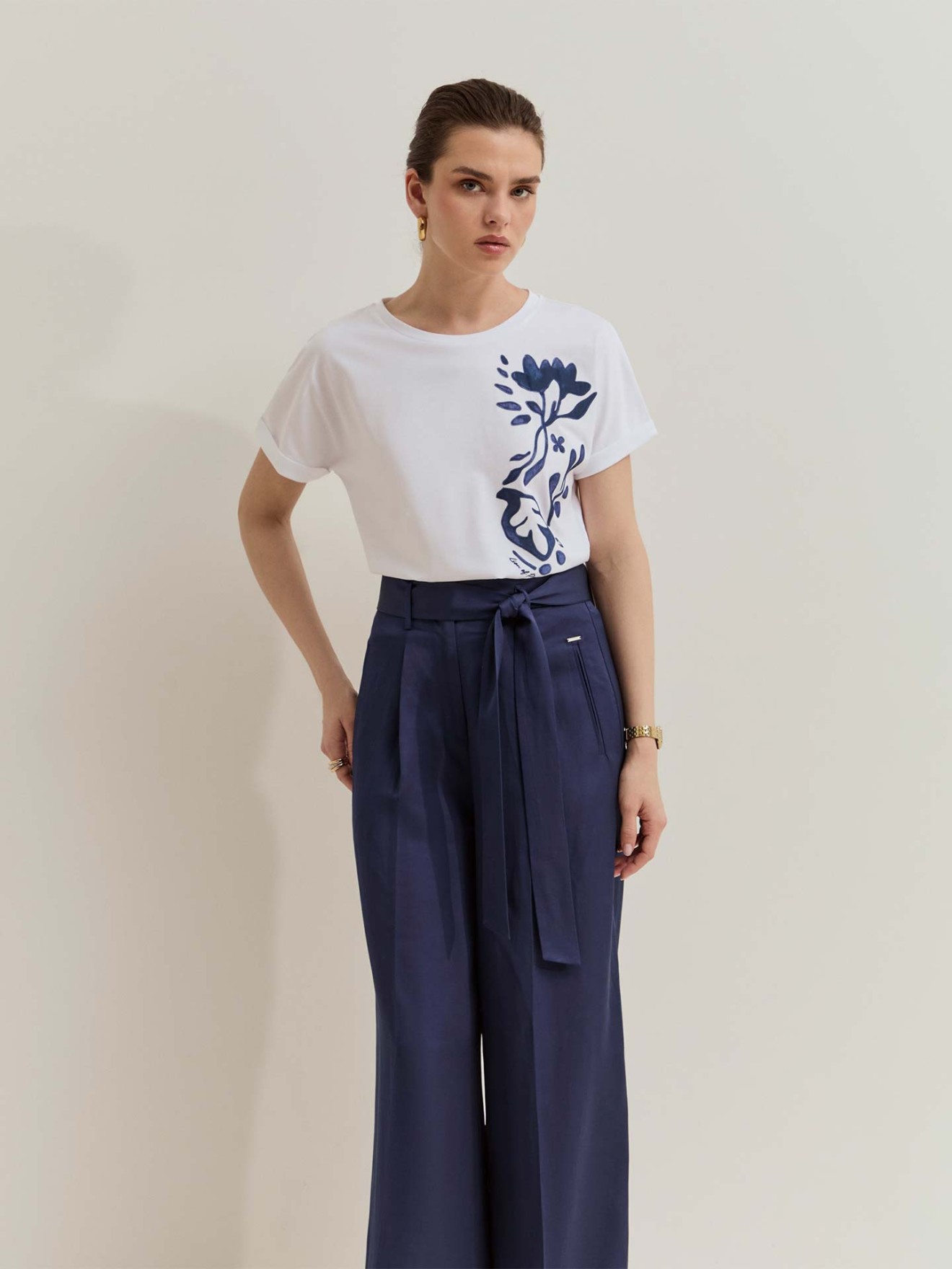 T-shirt com Aplica��o Floral
