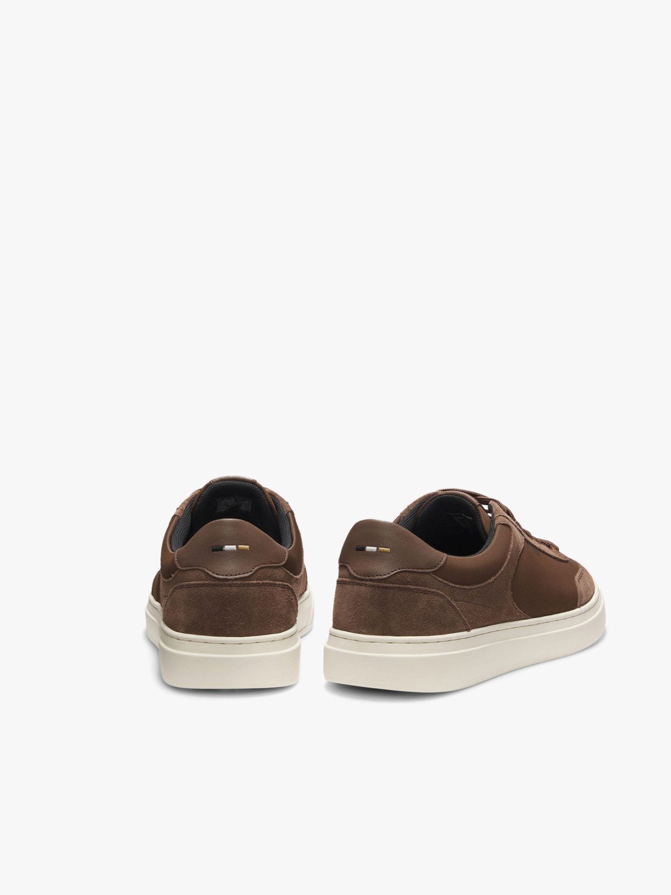 Sapatilhas com Detalhes em Camur�a