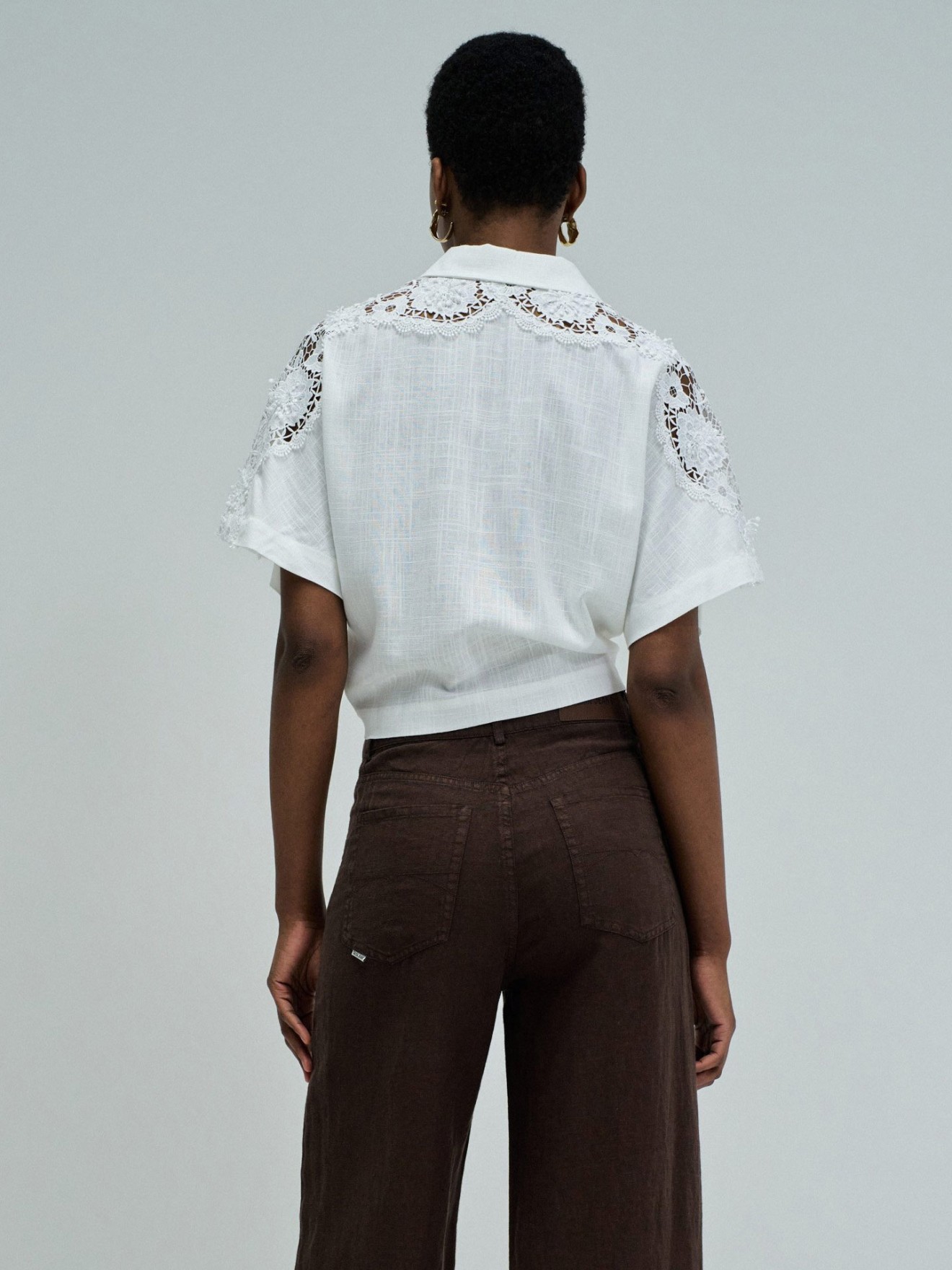 Camisa com Pormenores de Renda e N�