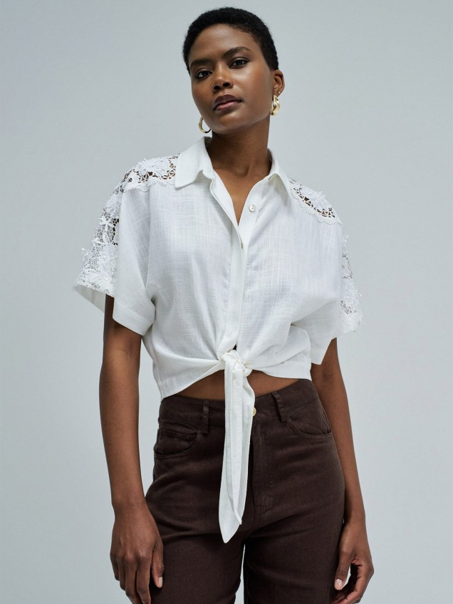 Camisa com Pormenores de Renda e Nó