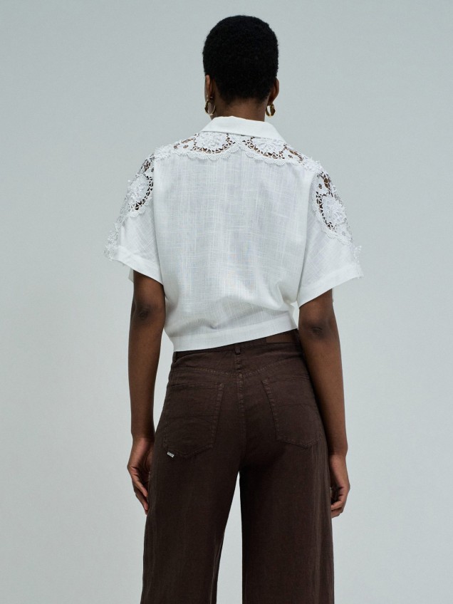 Camisa com Pormenores de Renda e Nó