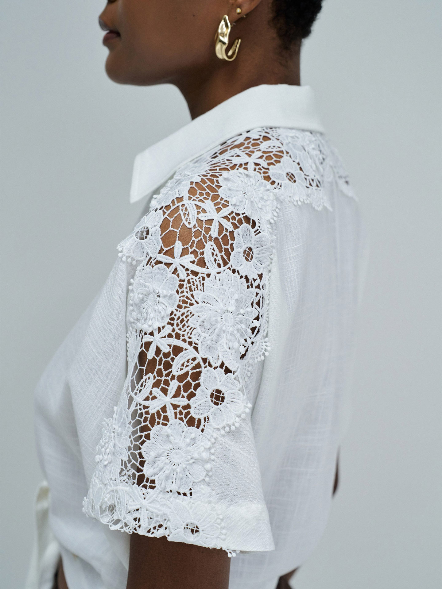 Camisa com Pormenores de Renda e Nó