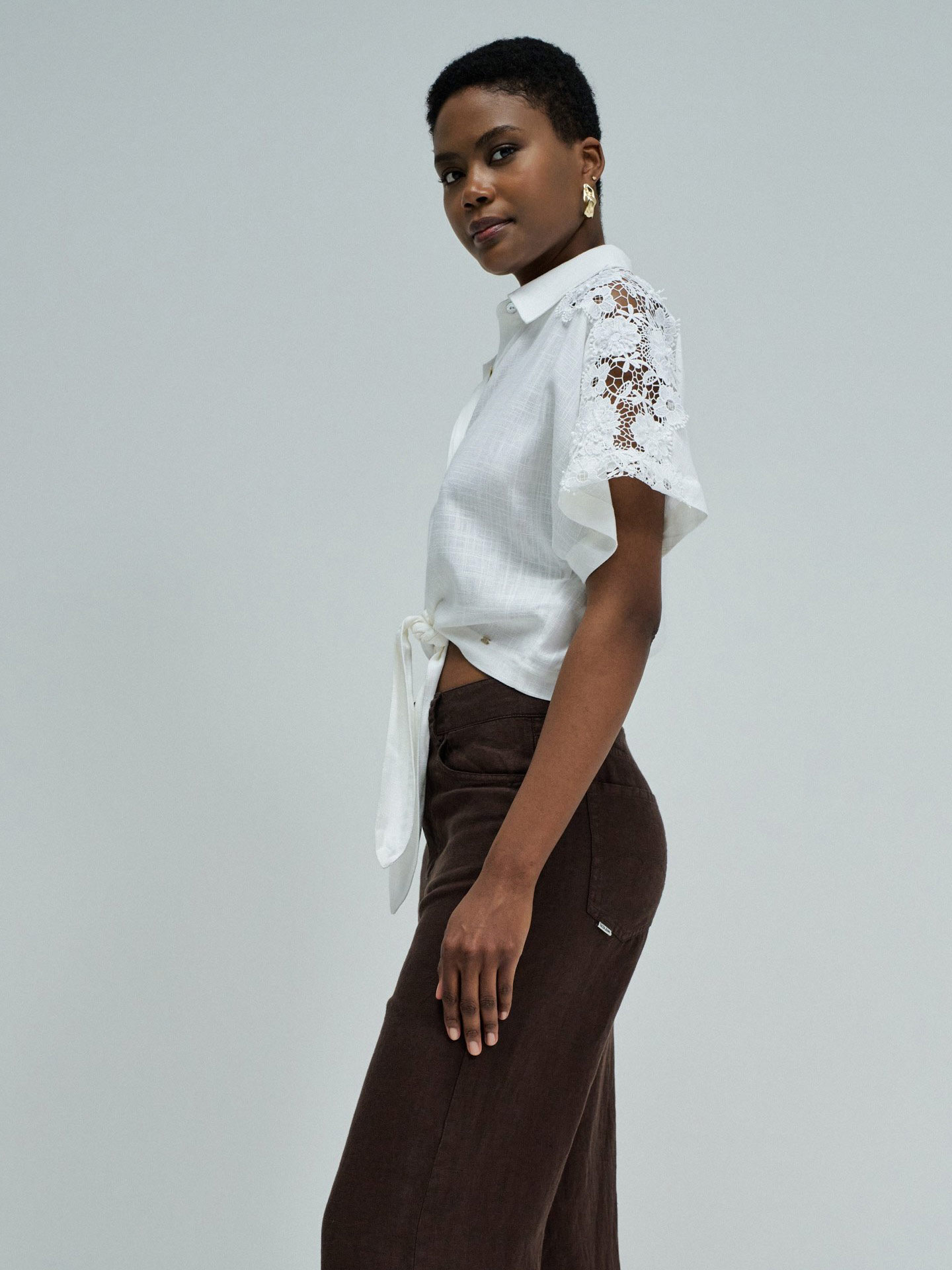 Camisa com Pormenores de Renda e Nó