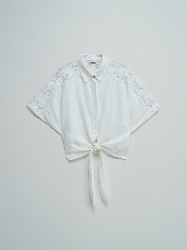 Camisa com Pormenores de Renda e Nó