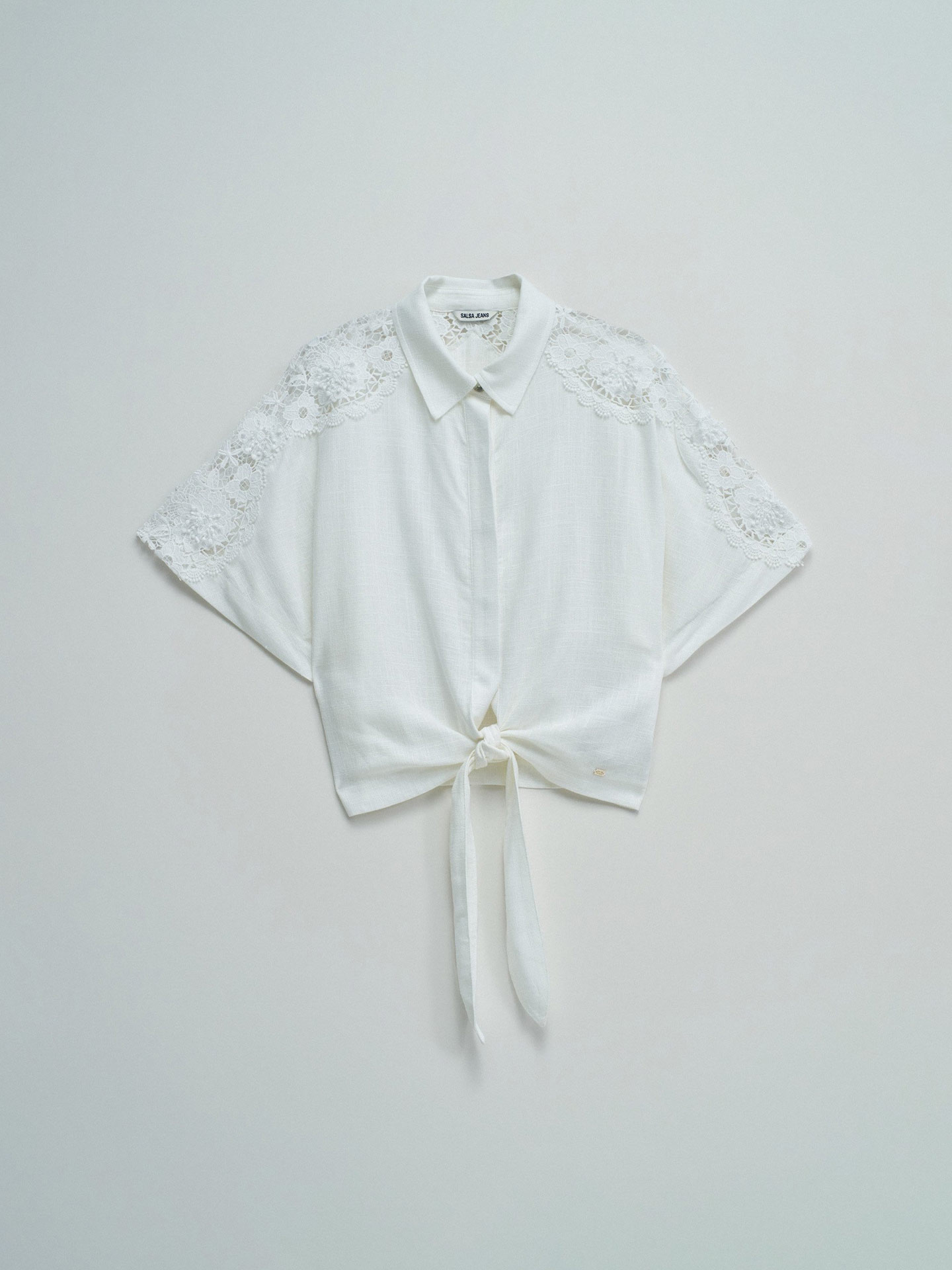 Camisa com Pormenores de Renda e Nó
