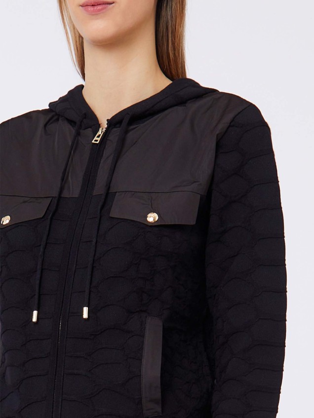 Sweatshirt com Capuz e Fecho de Correr