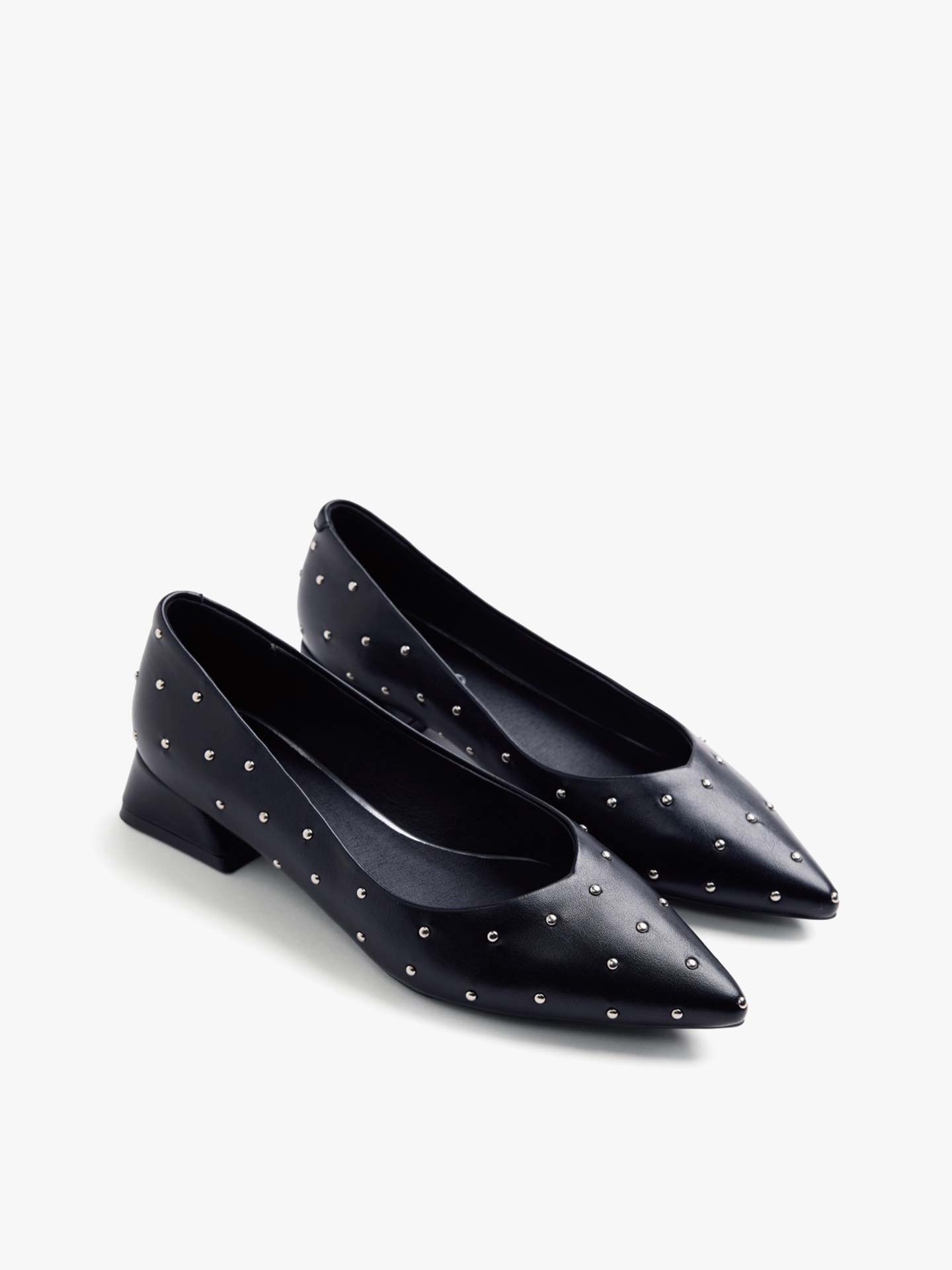 Sapatos de Salto com Tachas