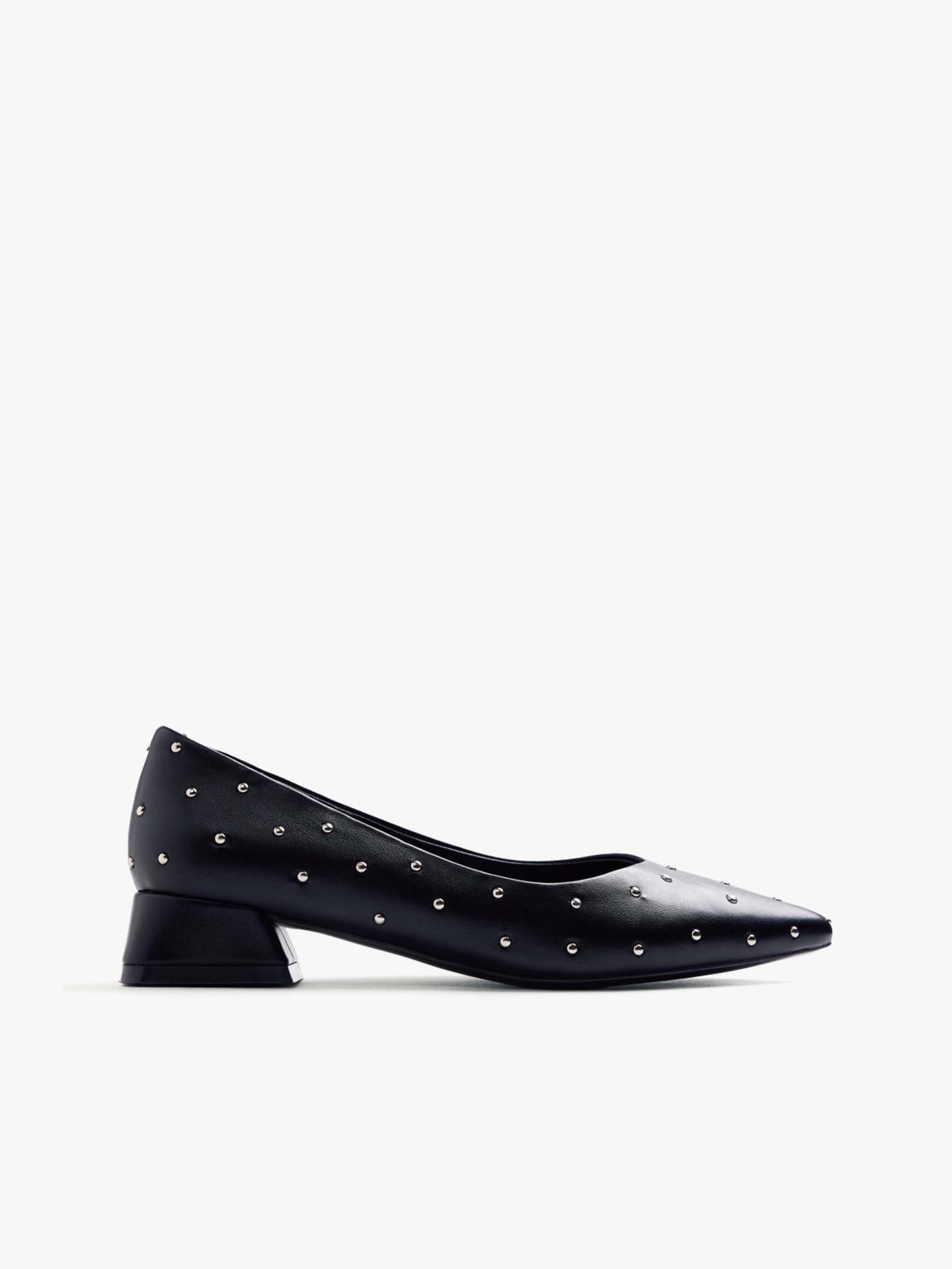 Sapatos de Salto com Tachas