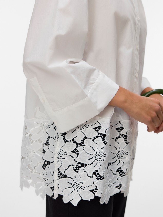 Blusa com Pormenor de Renda