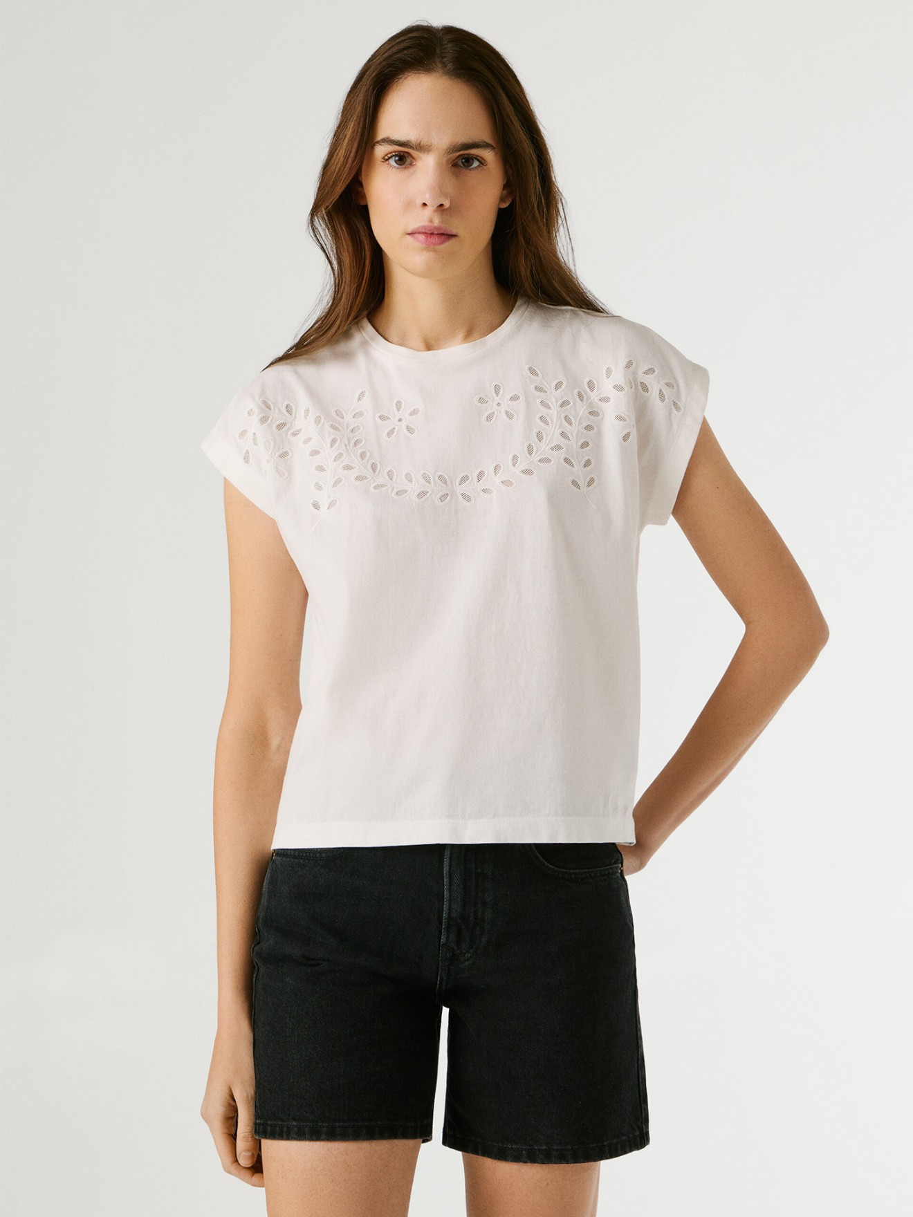 T-shirt com Detalhes Florais Abertos