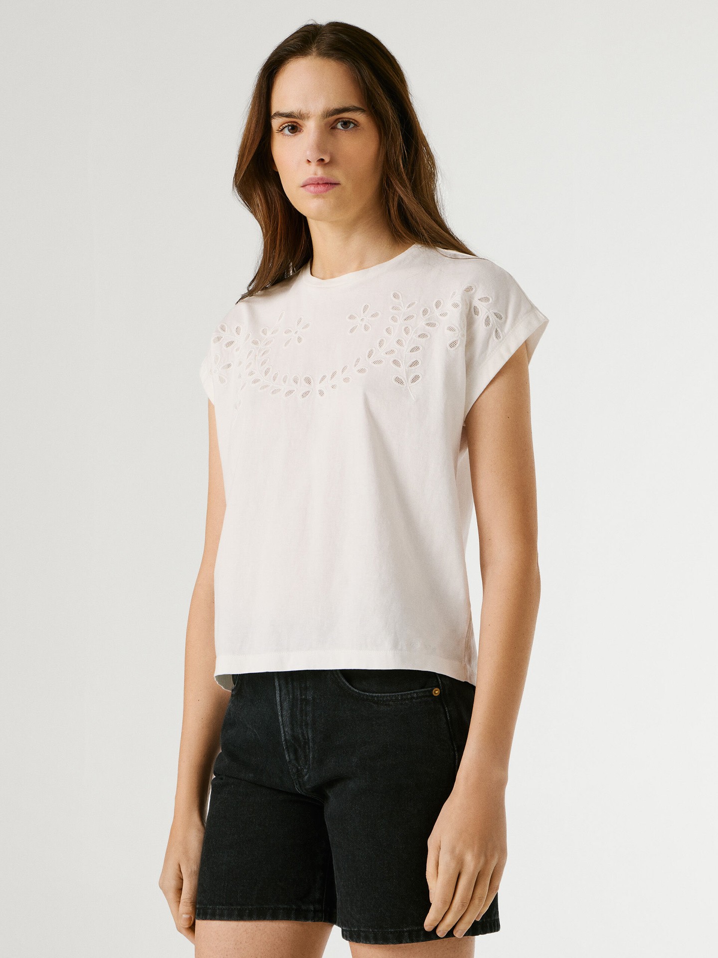 T-shirt com Detalhes Florais Abertos