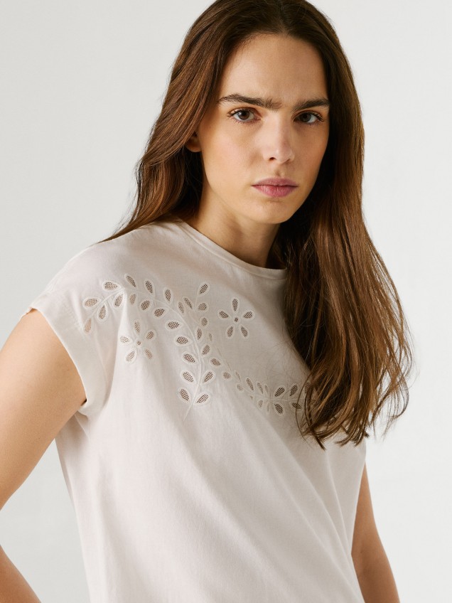 T-shirt com Detalhes Florais Abertos