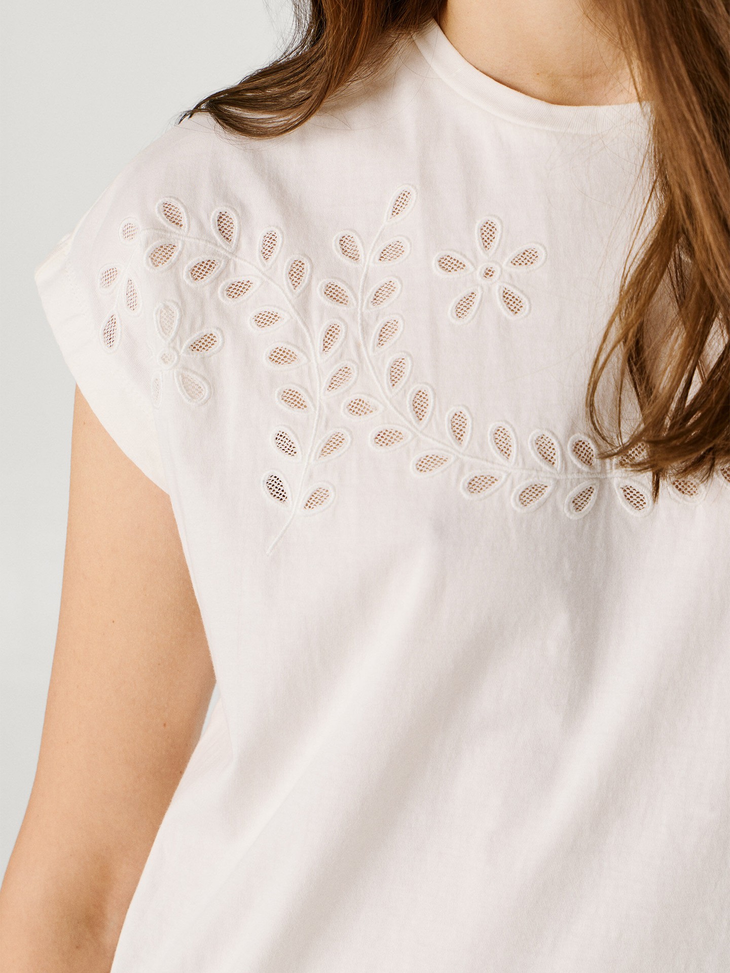 T-shirt com Detalhes Florais Abertos