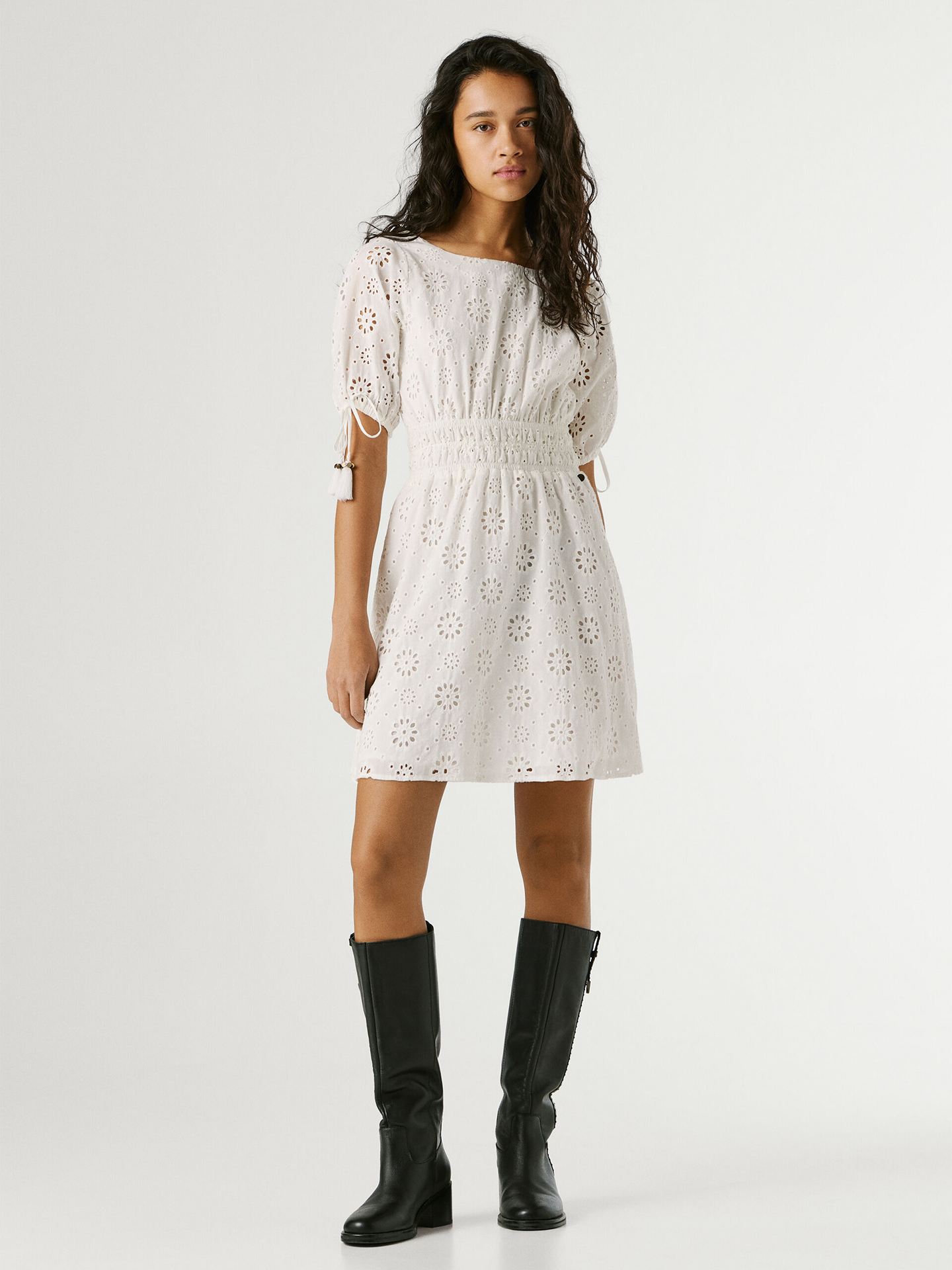 Vestido Curto com Detalhes Abertos