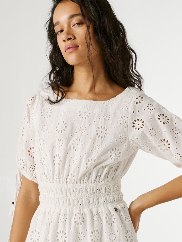 Vestido Curto com Detalhes Abertos