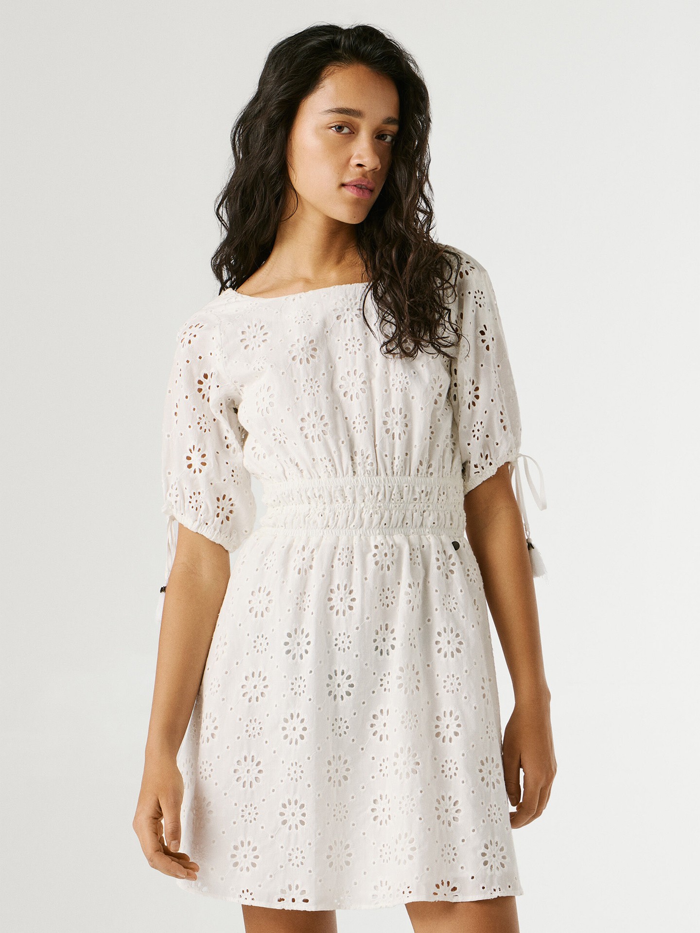 Vestido Curto com Detalhes Abertos