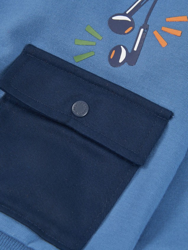 Sweatshirt com Capuz e Bolso