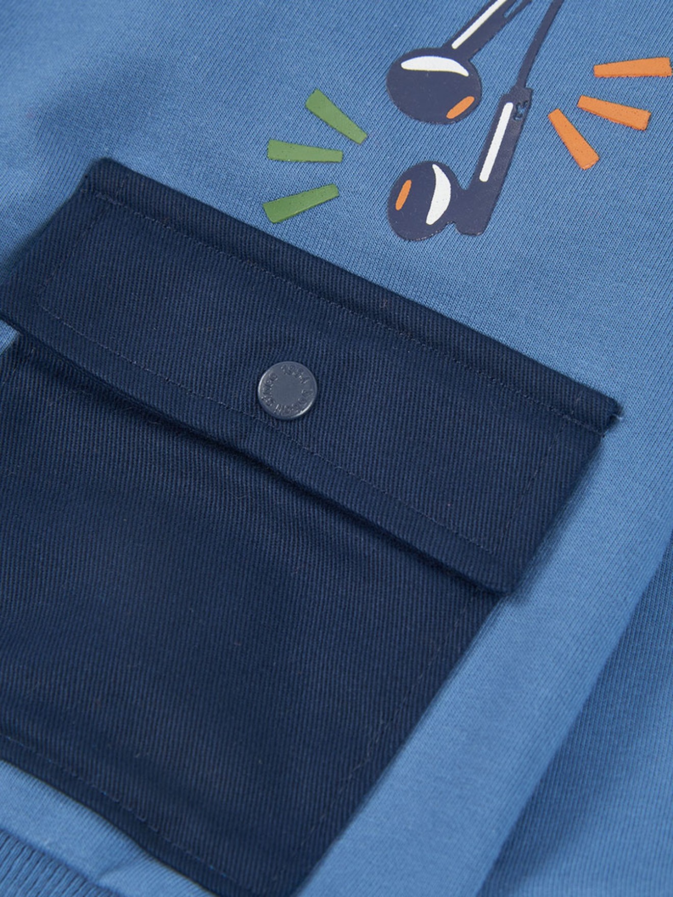 Sweatshirt com Capuz e Bolso