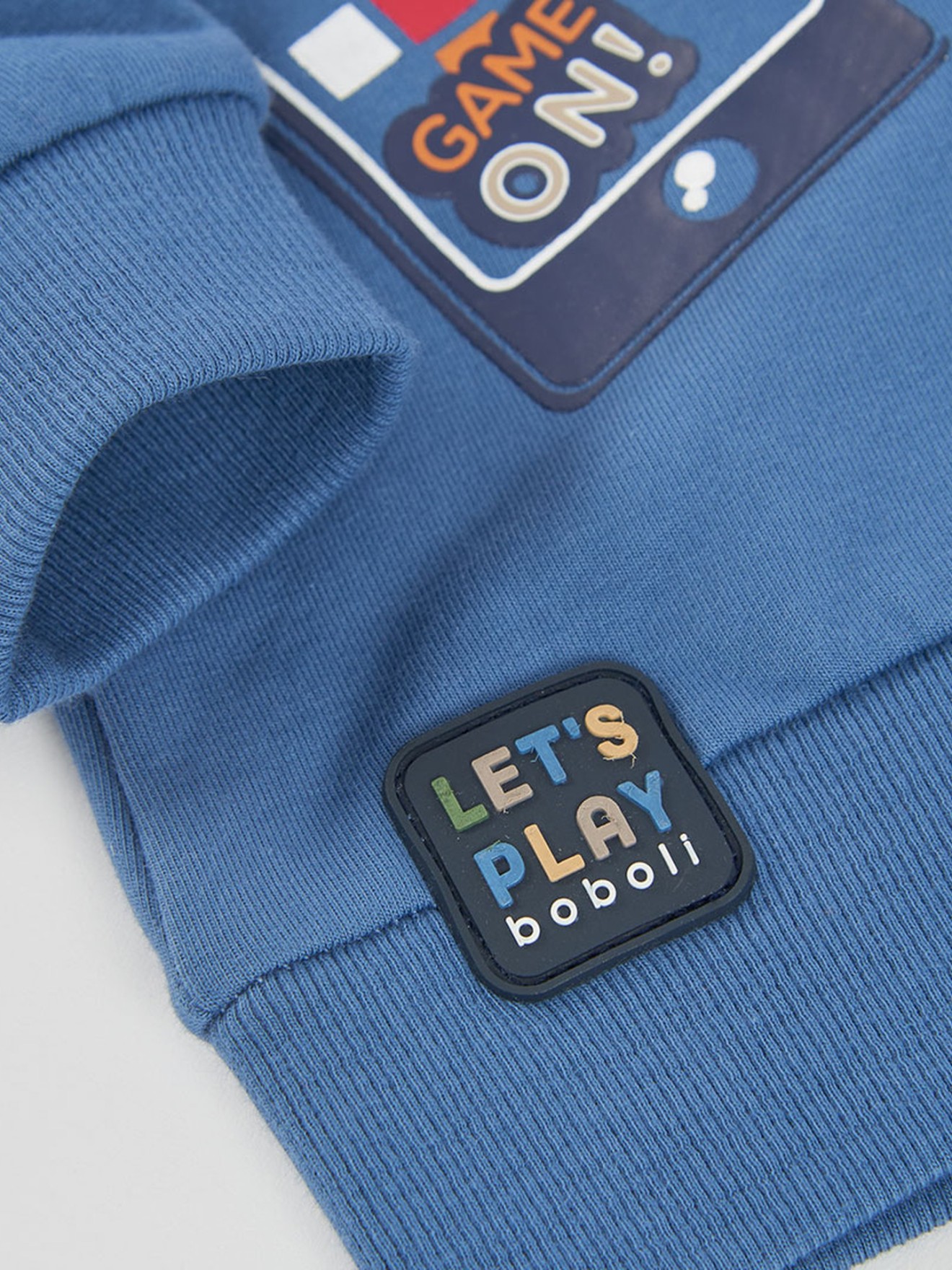 Sweatshirt com Capuz e Bolso