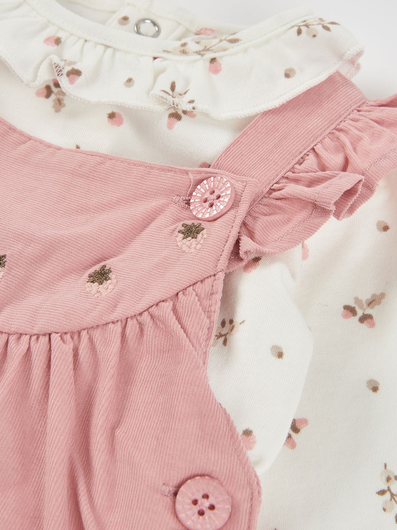Conjunto de Jardineiras e Body