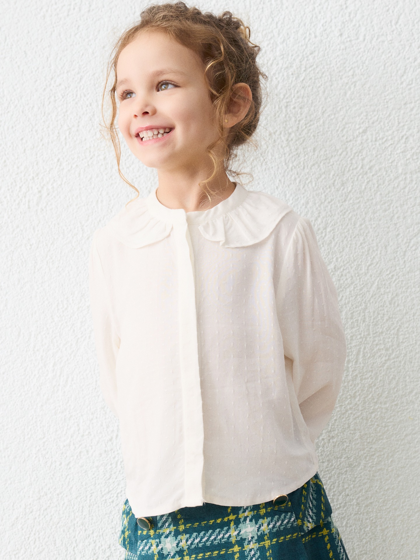 Blusa com Gola de Folhos