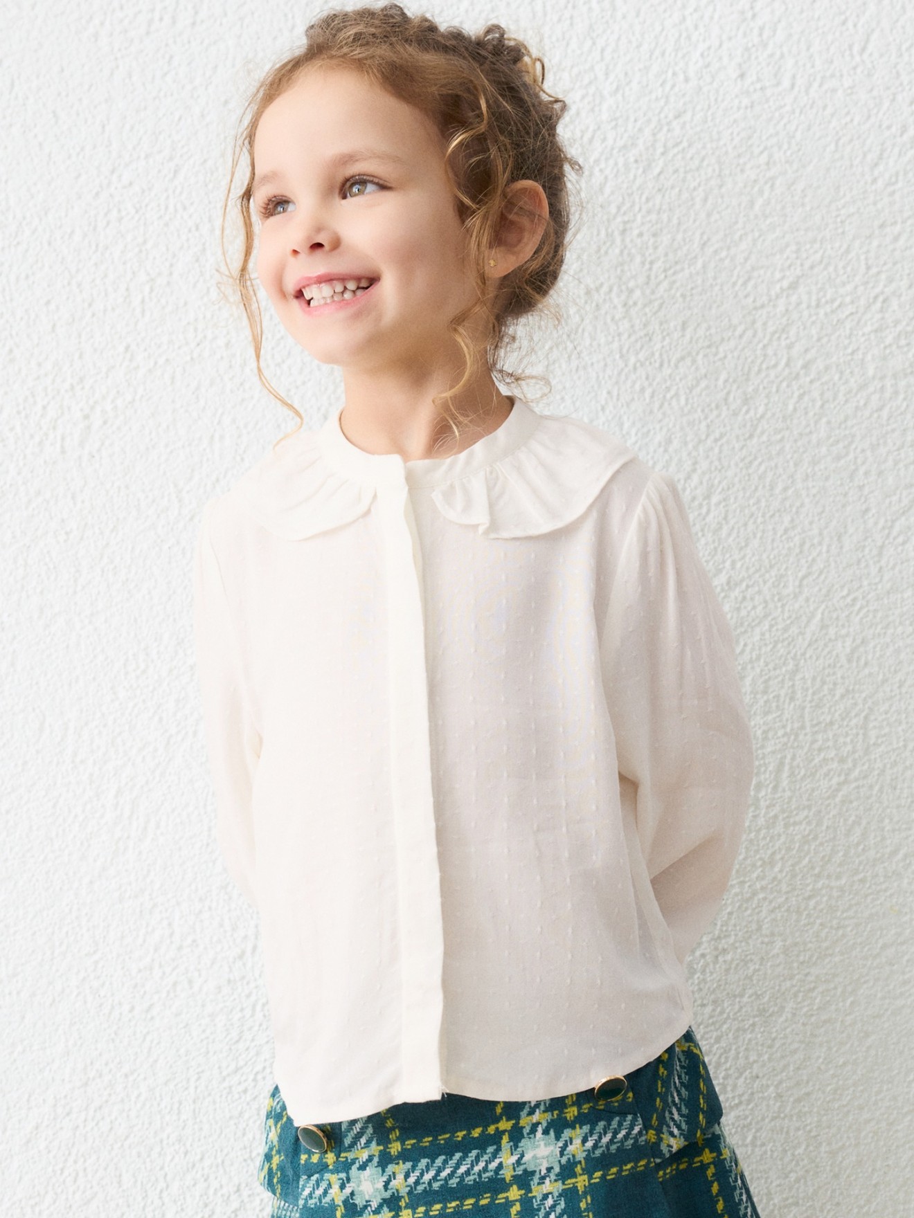 Blusa com Gola de Folhos