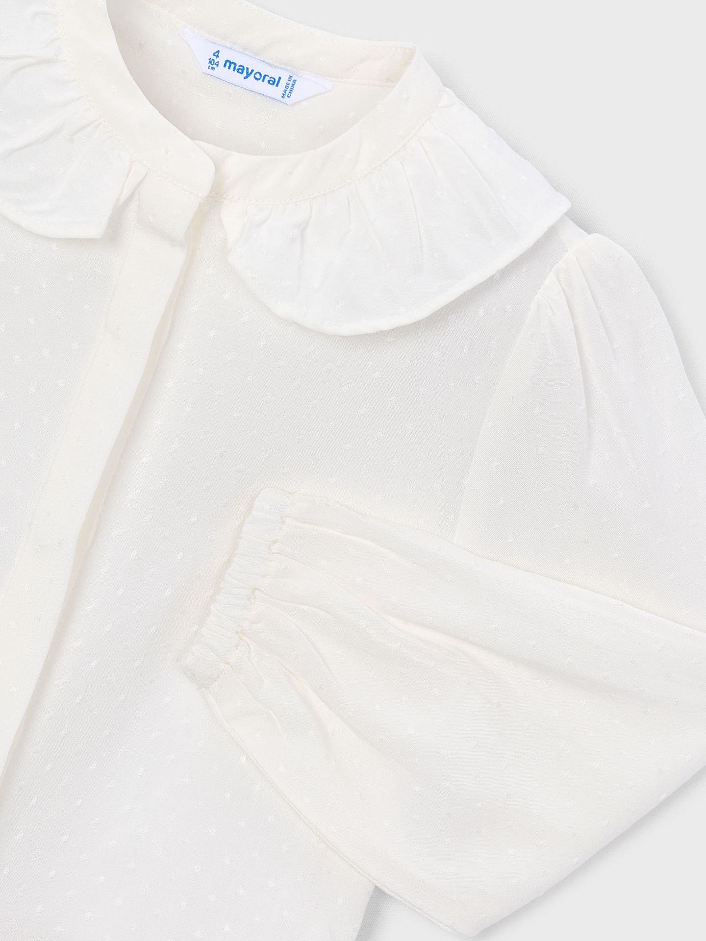 Blusa com Gola de Folhos