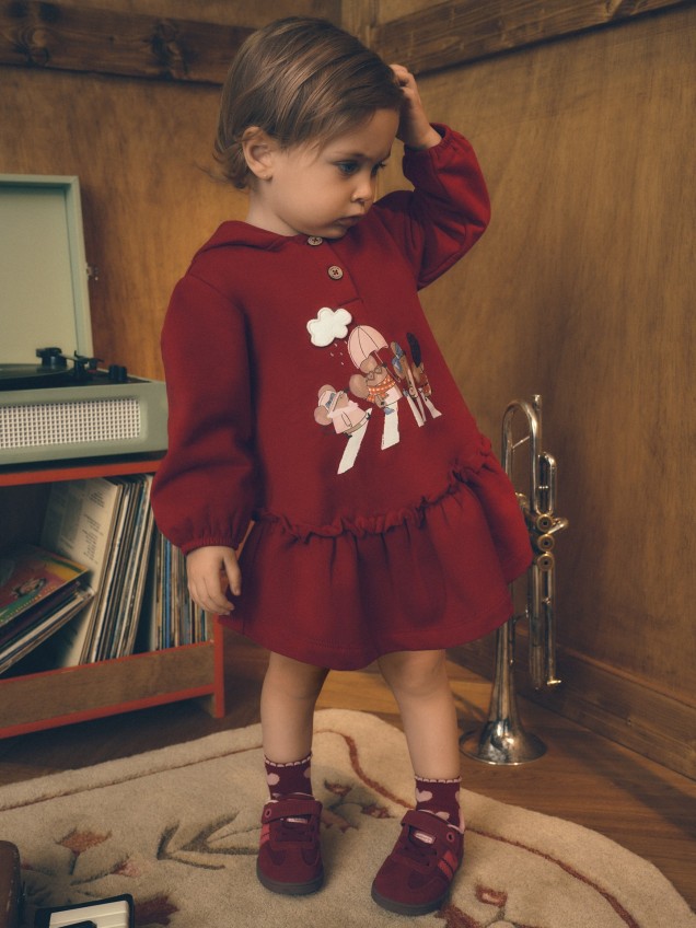 Vestido com Capuz e Folho