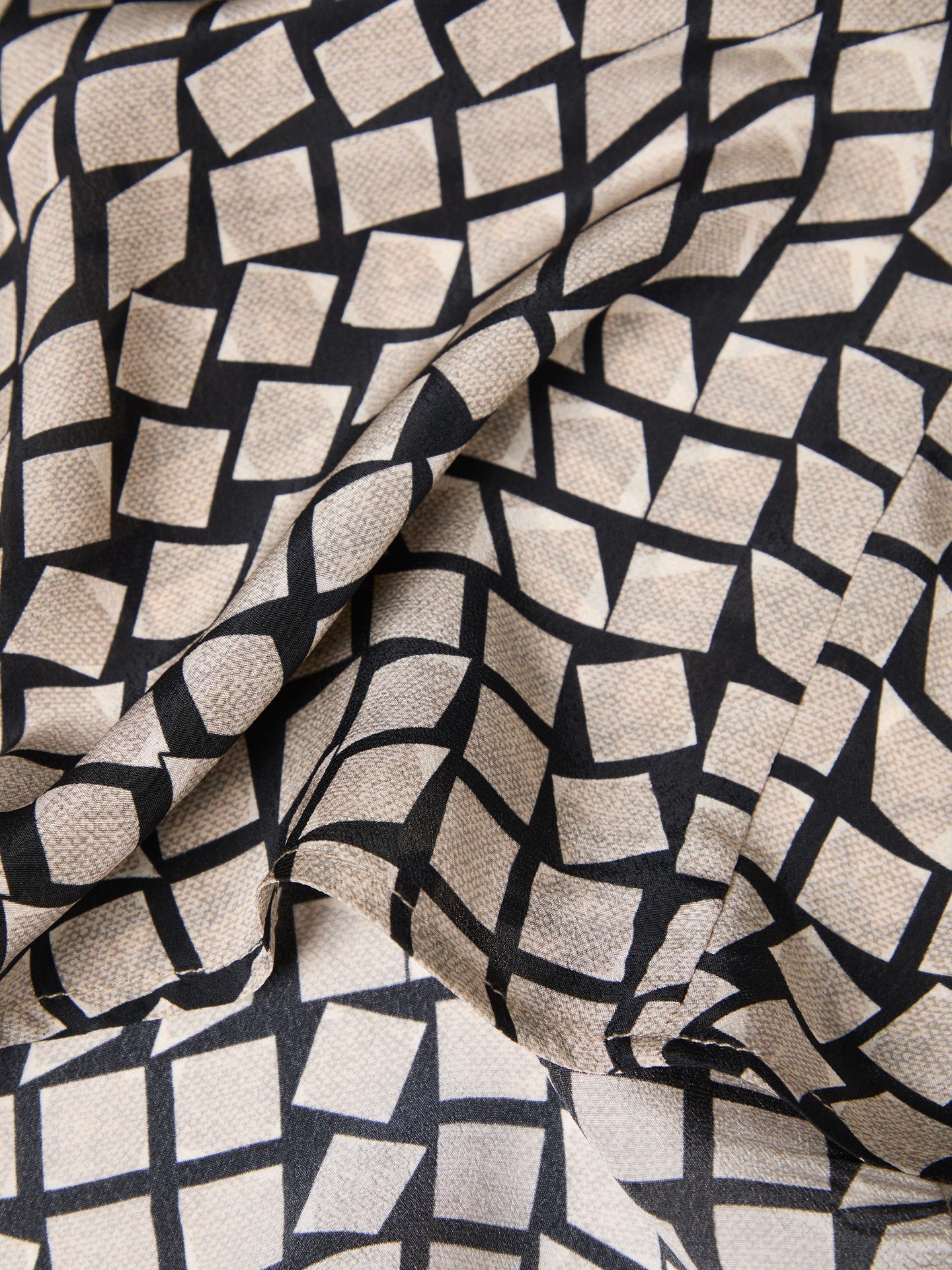 Camisa com Padrão Geométrico