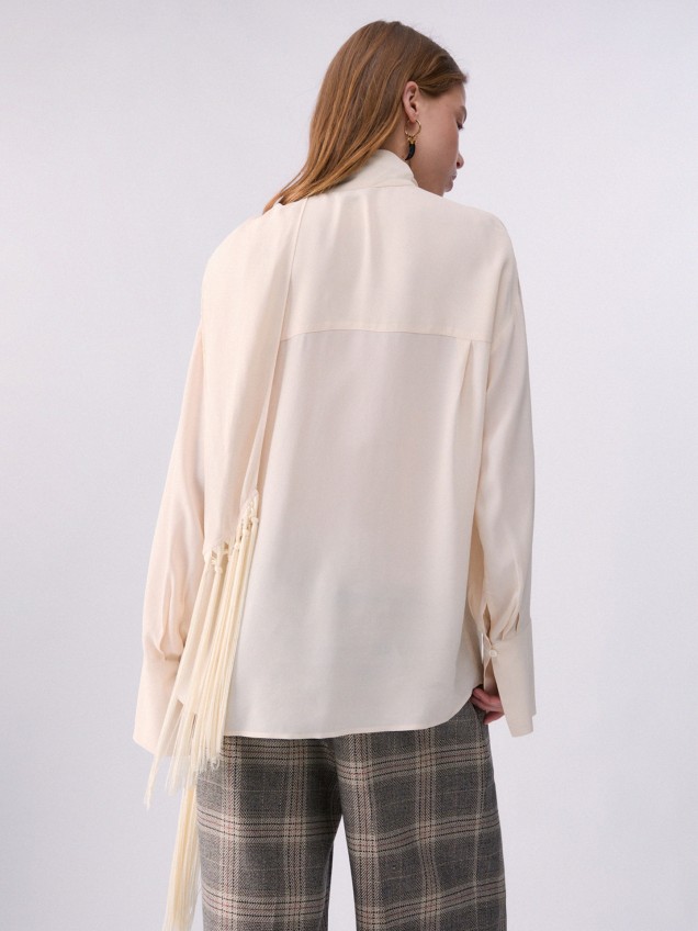 Camisa com Lenço Decorativo