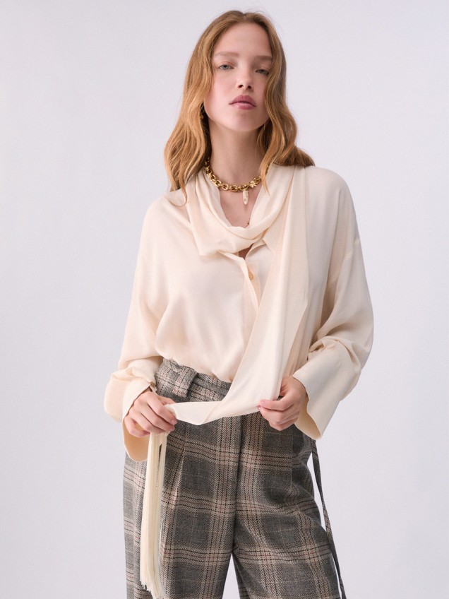Camisa com Lenço Decorativo