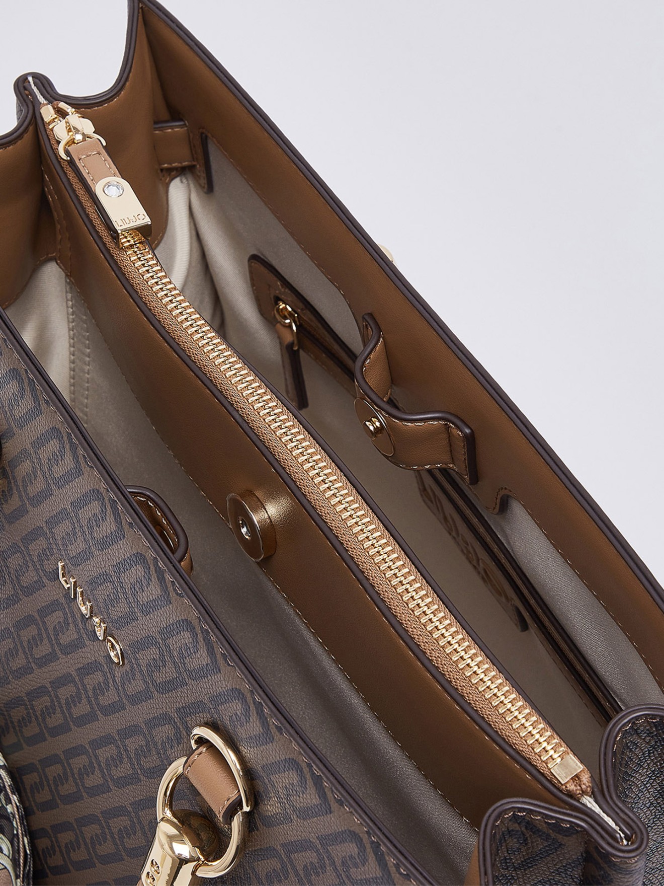 Mala Satchel M�dia com Len�o