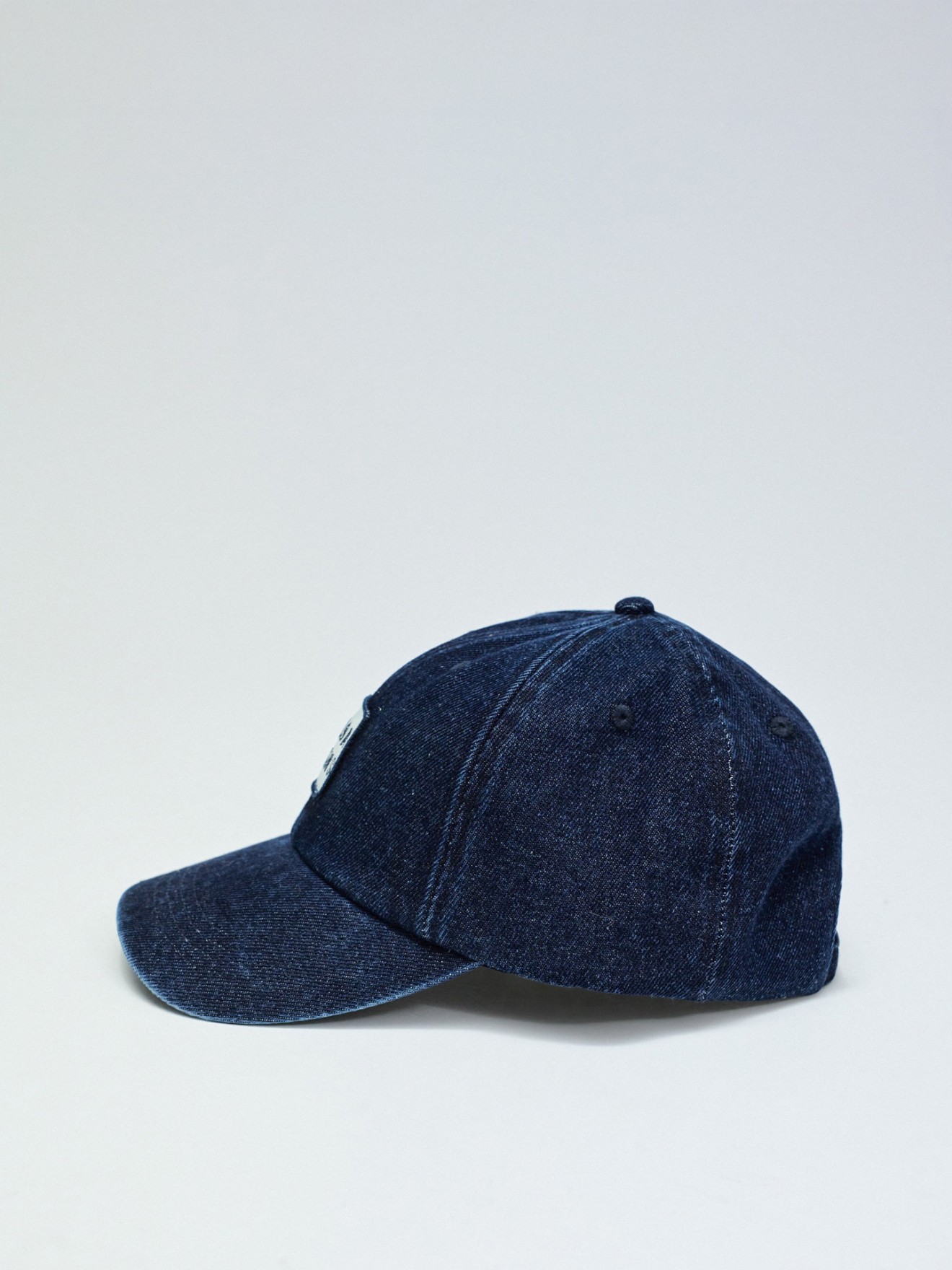 Boné em Denim