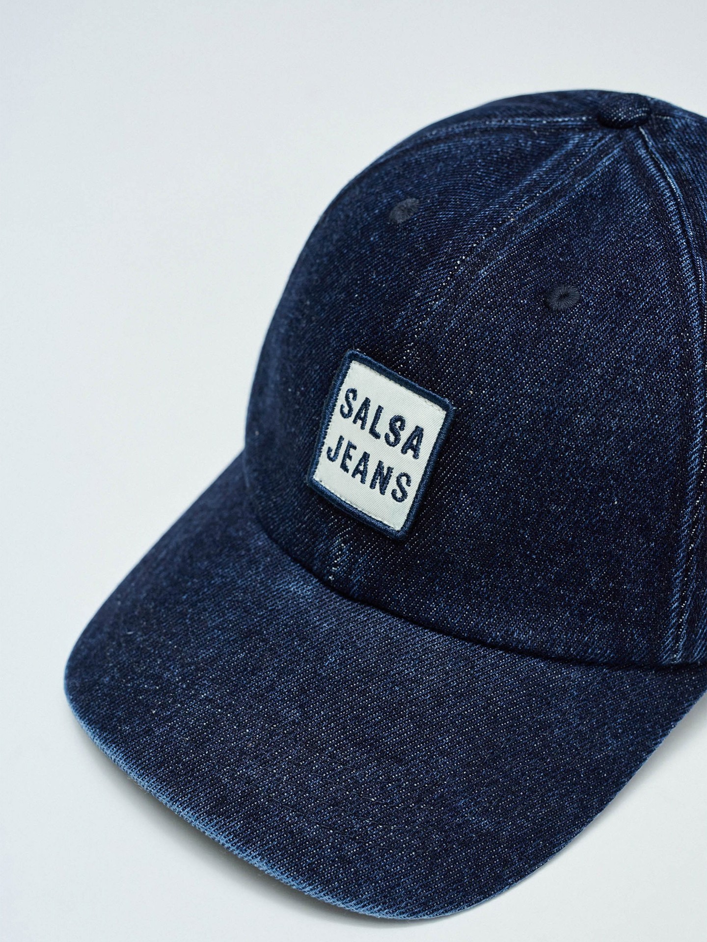 Boné em Denim