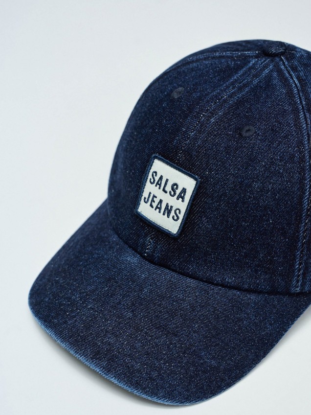 Boné em Denim
