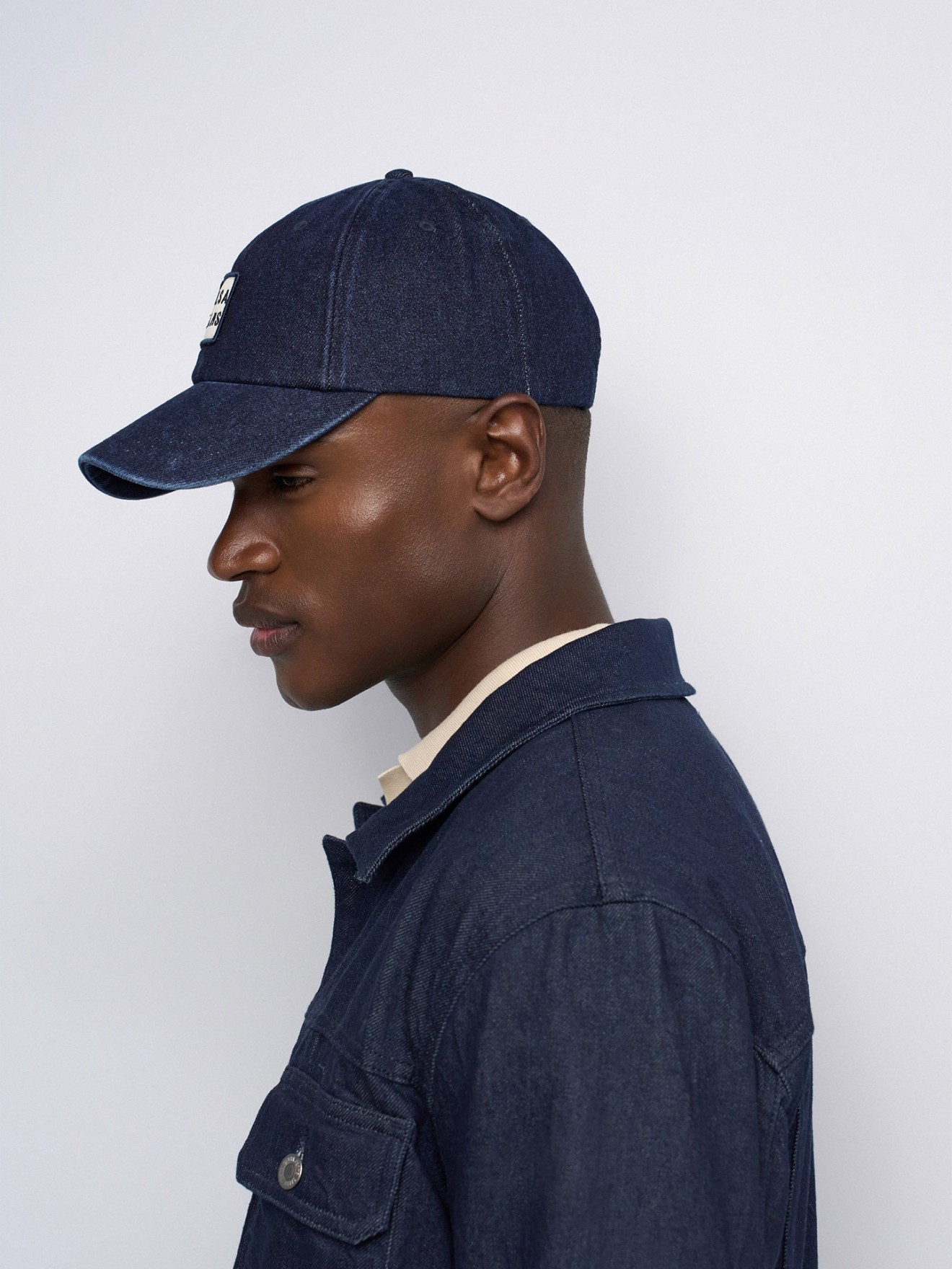 Boné em Denim