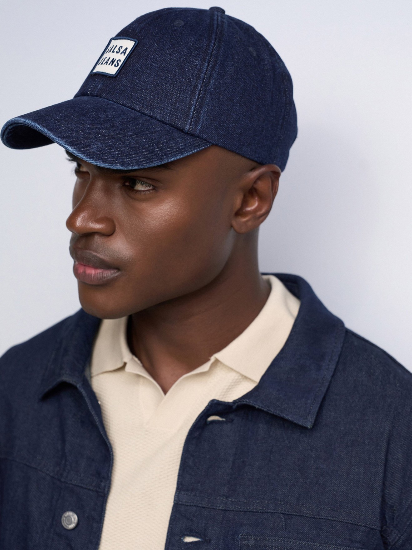 Boné em Denim