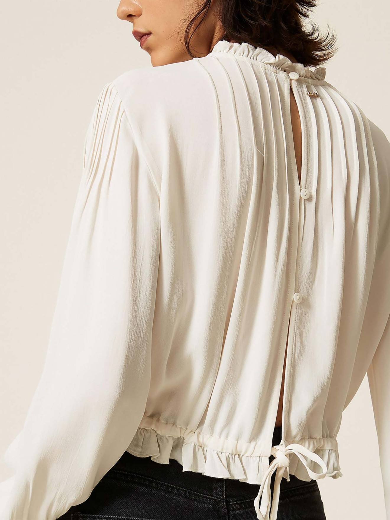 Blusa em Crepe com Bordados Florais