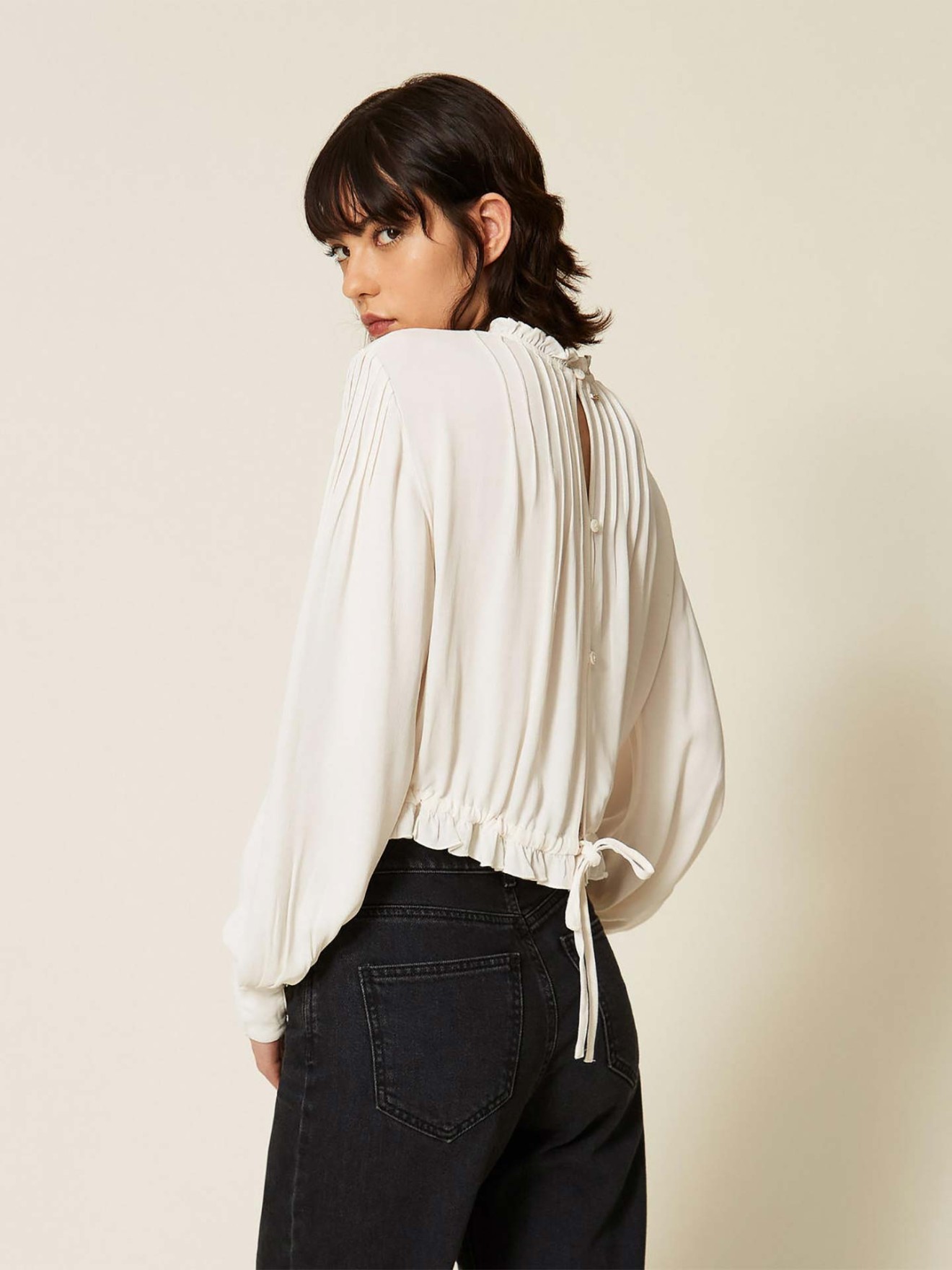 Blusa em Crepe com Bordados Florais