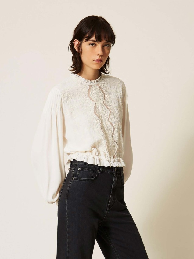 Blusa em Crepe com Bordados Florais