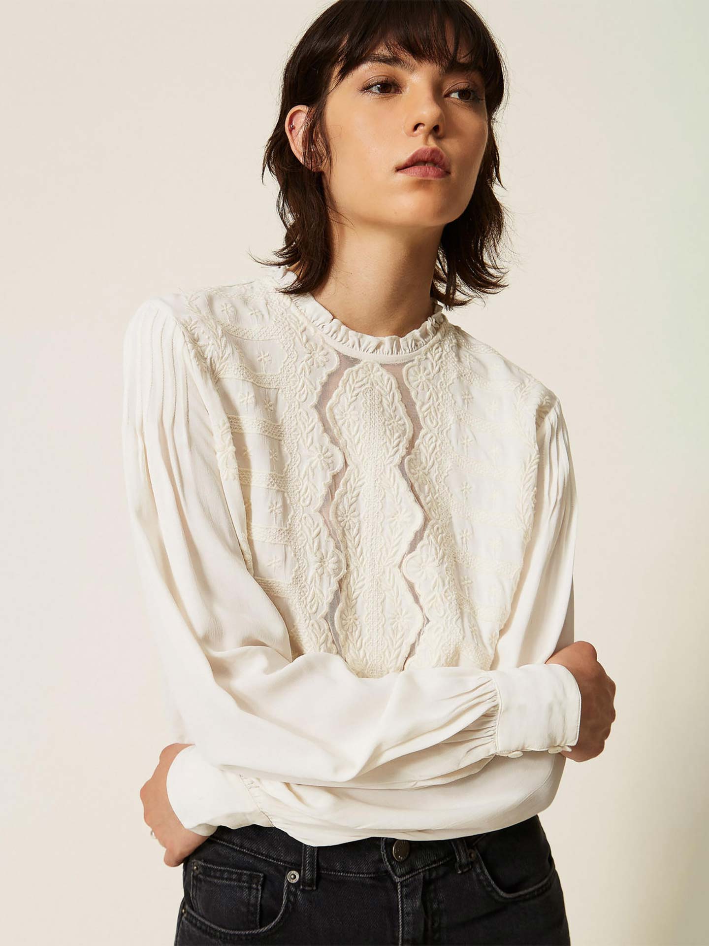 Blusa em Crepe com Bordados Florais