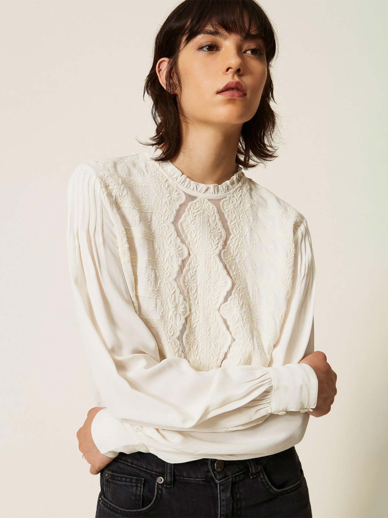 Blusa em Crepe com Bordados Florais