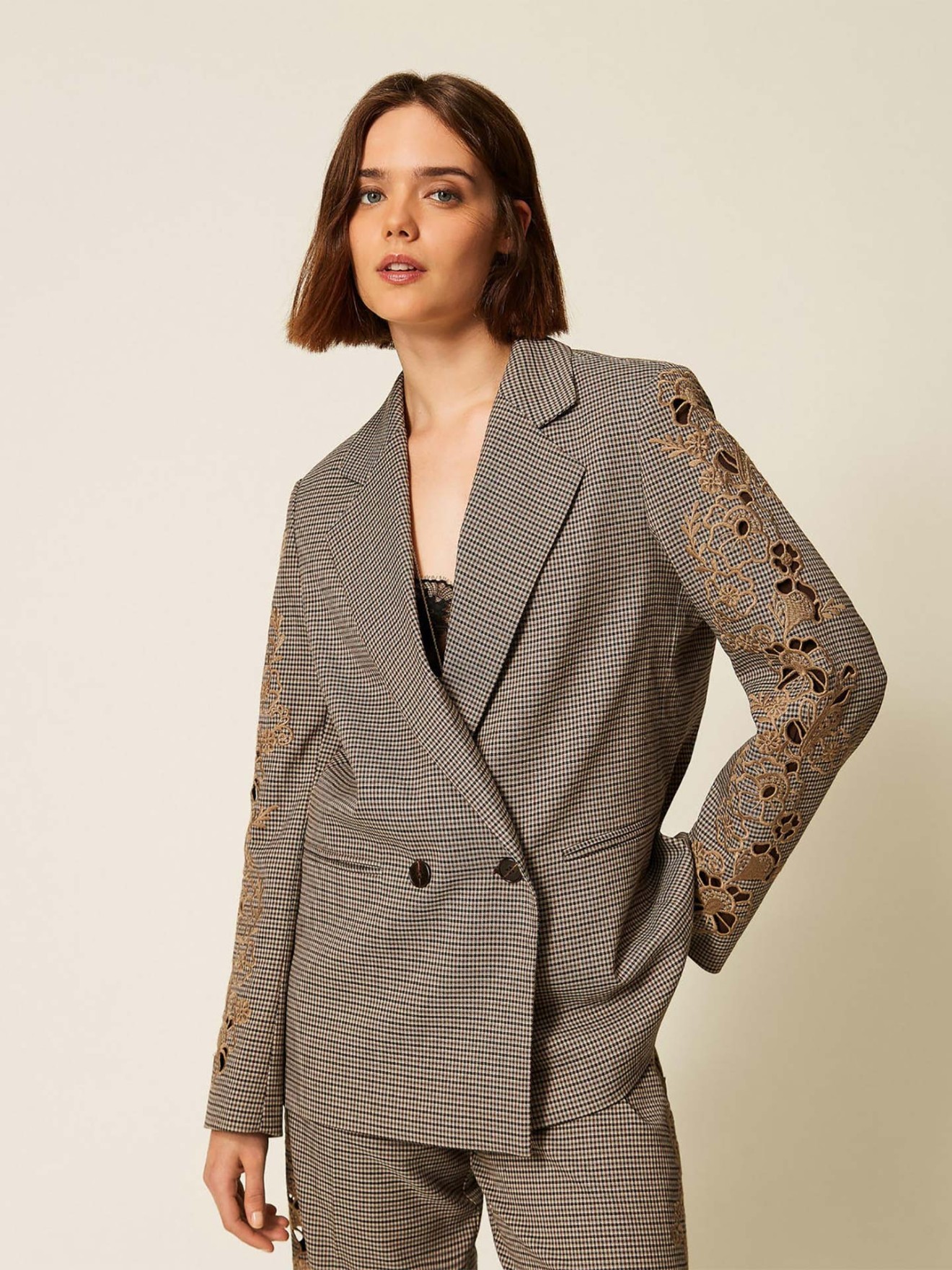 Blazer com Padrão e Bordado