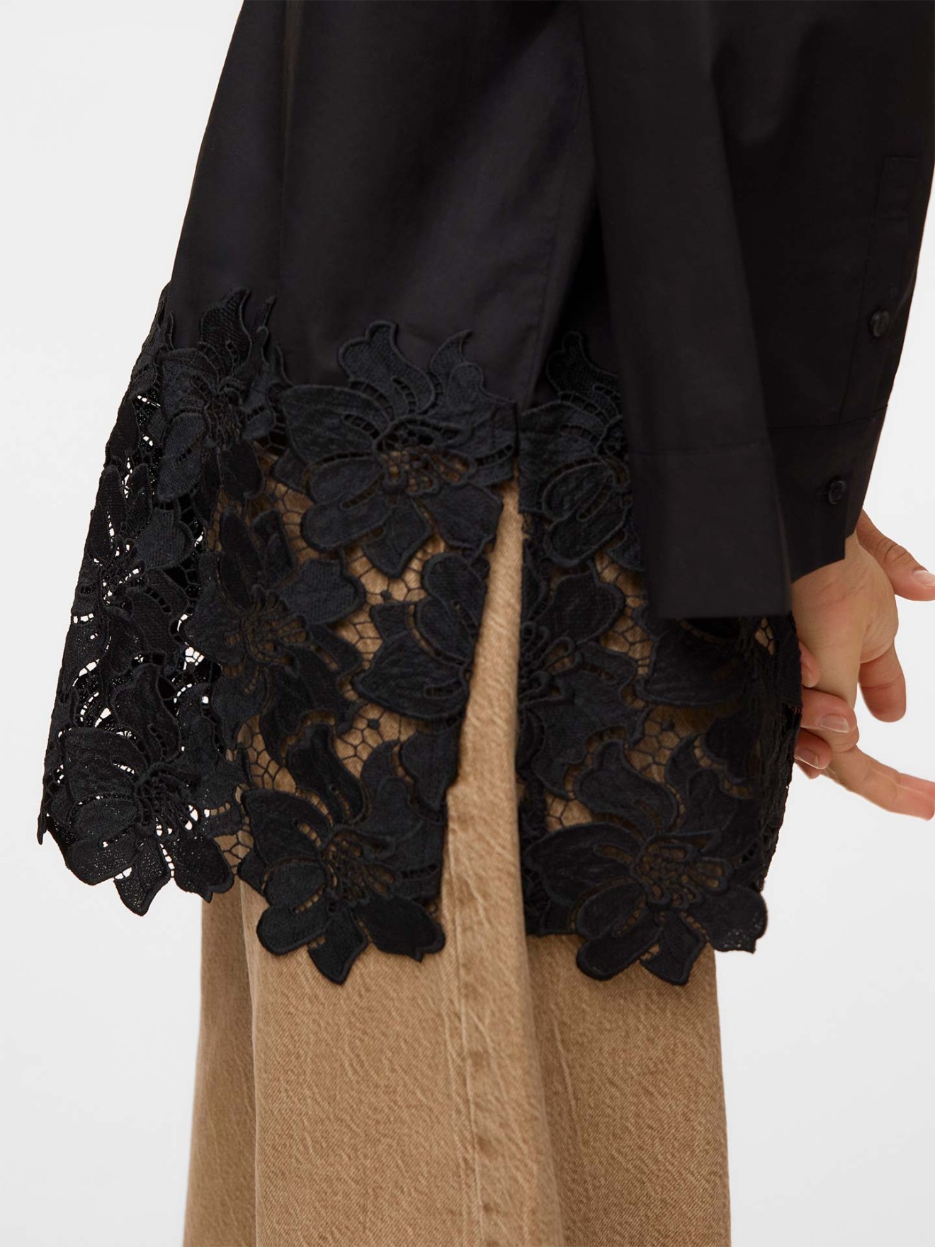 Blusa com Pormenor de Renda